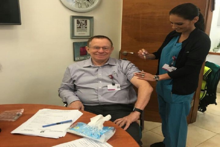 ​בתמונה: פרופ' רפי ביאר, מנהל רמב"ם, מתחסן.
צילום: פיוטר פליטר. 

​בתמונה: ורד הראל
צילום: גלן ווילסון
צילום: פיוטר פליטר, דוברות רמב"ם.